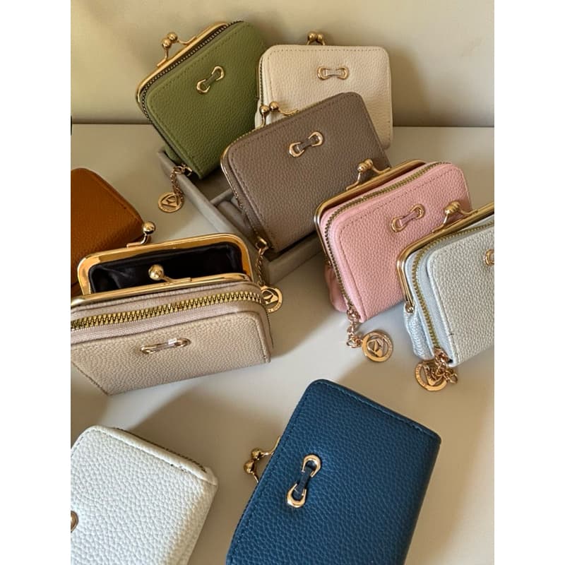 Carteira Feminina Pequena com Porta Cartão e Fecho Dourado Elegante
