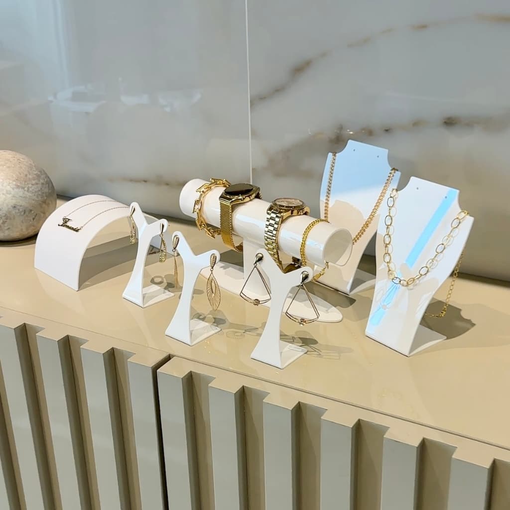 Kit Expositor de Joias em Acrílico Branco 7 Peças para Vitrine, Colares, Anéis, Brincos e Pulseiras