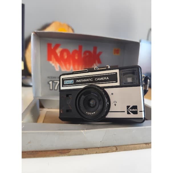 Antiga câmera analógica Kodak Instamatic 177XF na caixa original