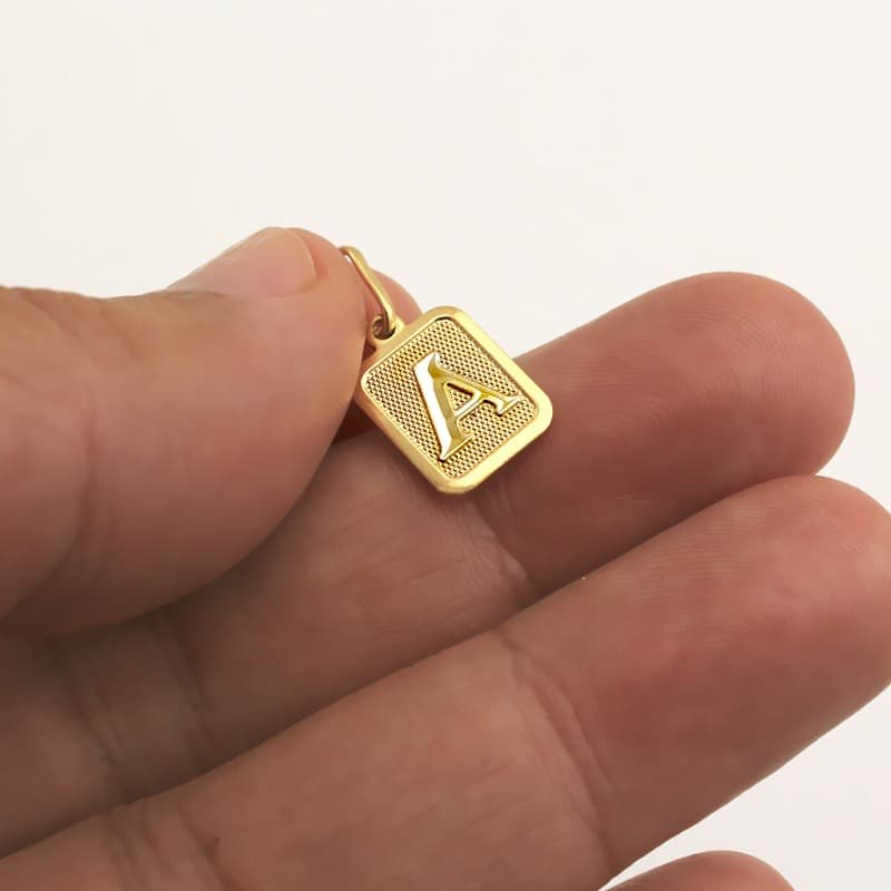 | SEMI JOIA | Pingente Medalha Letra Inicial Delicado, Banhado em Ouro Legítimo 18k
