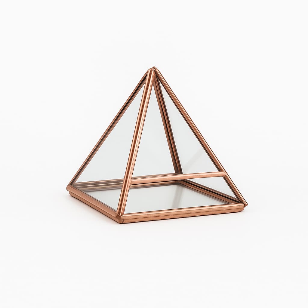 Terrário Pirâmide em Cobre Puro – Decoração de Mesa Artesanal | Mini Vaso Terrário