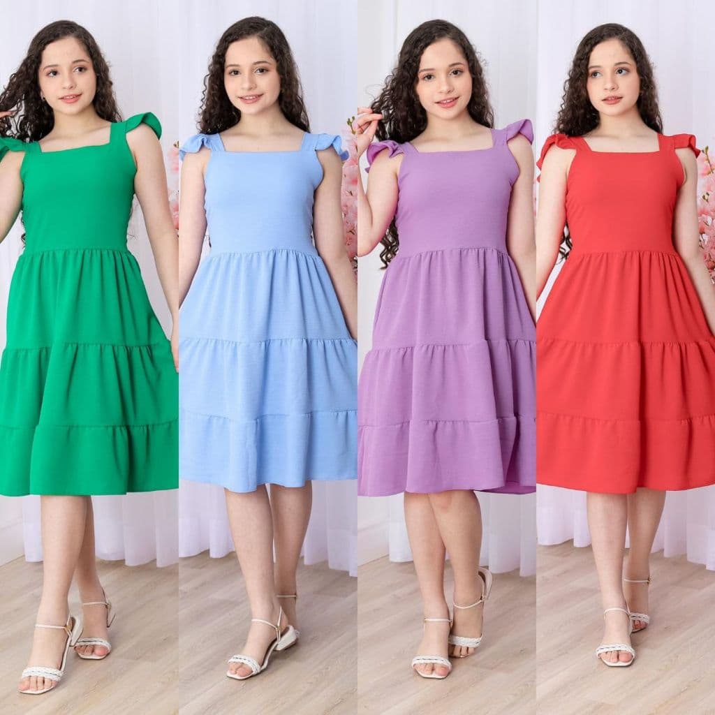 Vestido curto juvenil com alça grossa, pequeno detalhe de babado na lateral, elástico nas costas e saia em três marias.