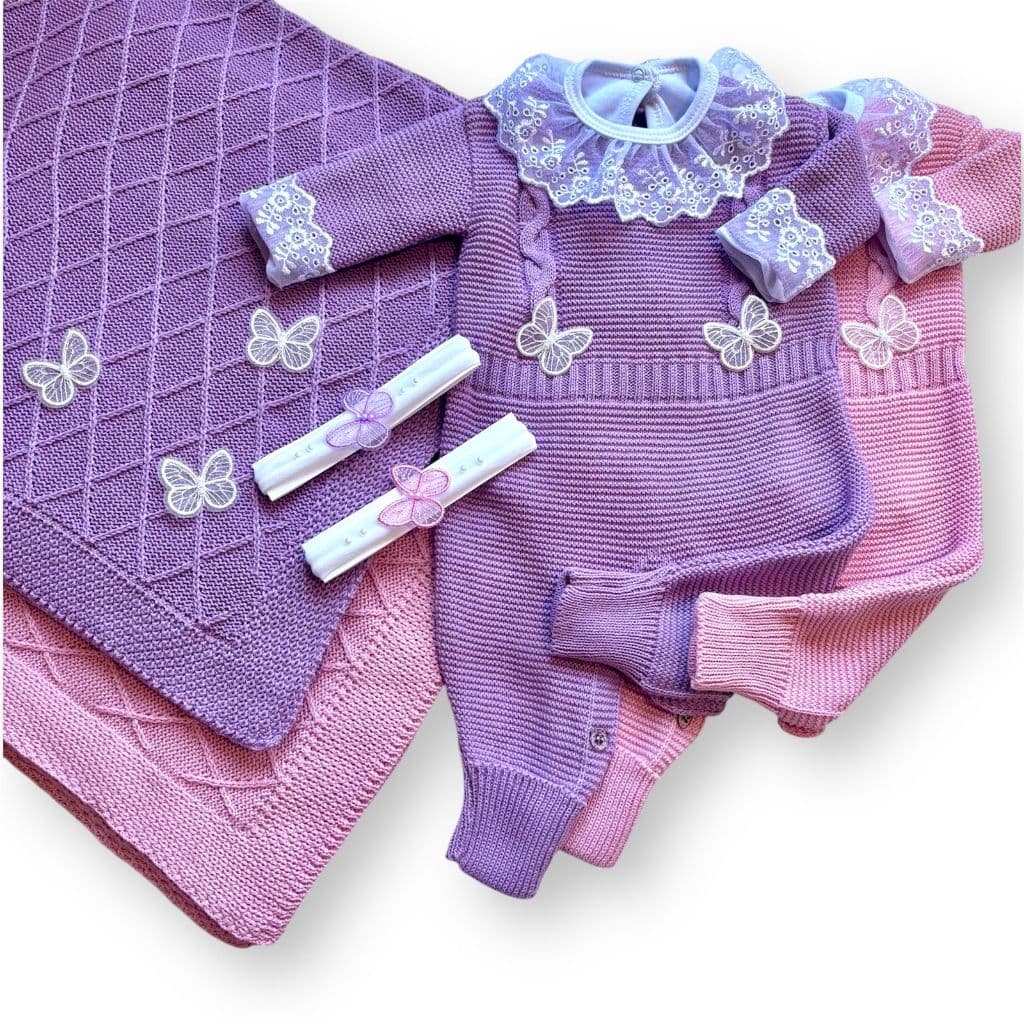 Saída Maternidade Luxo Menina – Macacão com Virapé, Body, Faixinha e Manta Opcional - Tricô Bebê