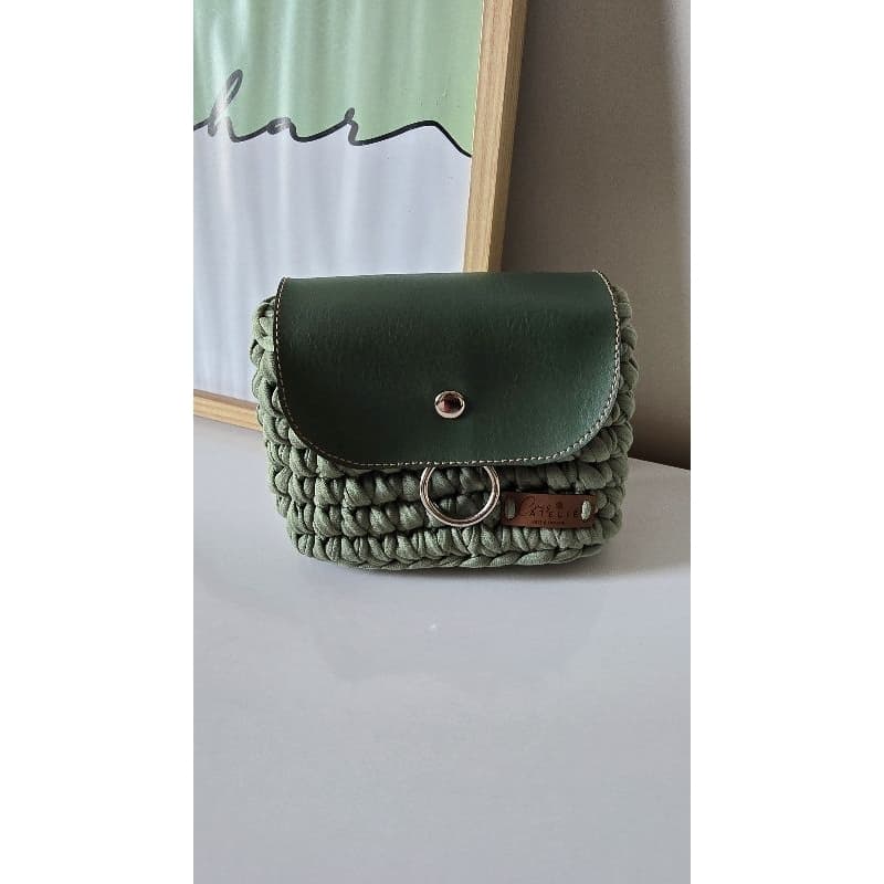 Mini Bag Lima verde em crochê de fio de malha.
