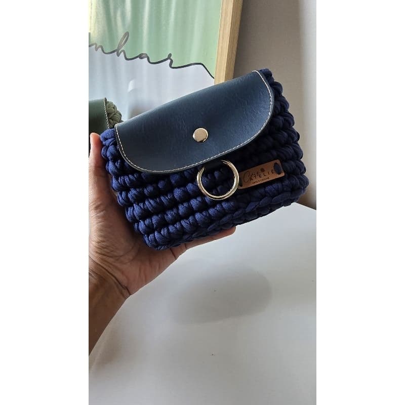 Mini Bag Lima azul marinho em crochê de fio de malha.