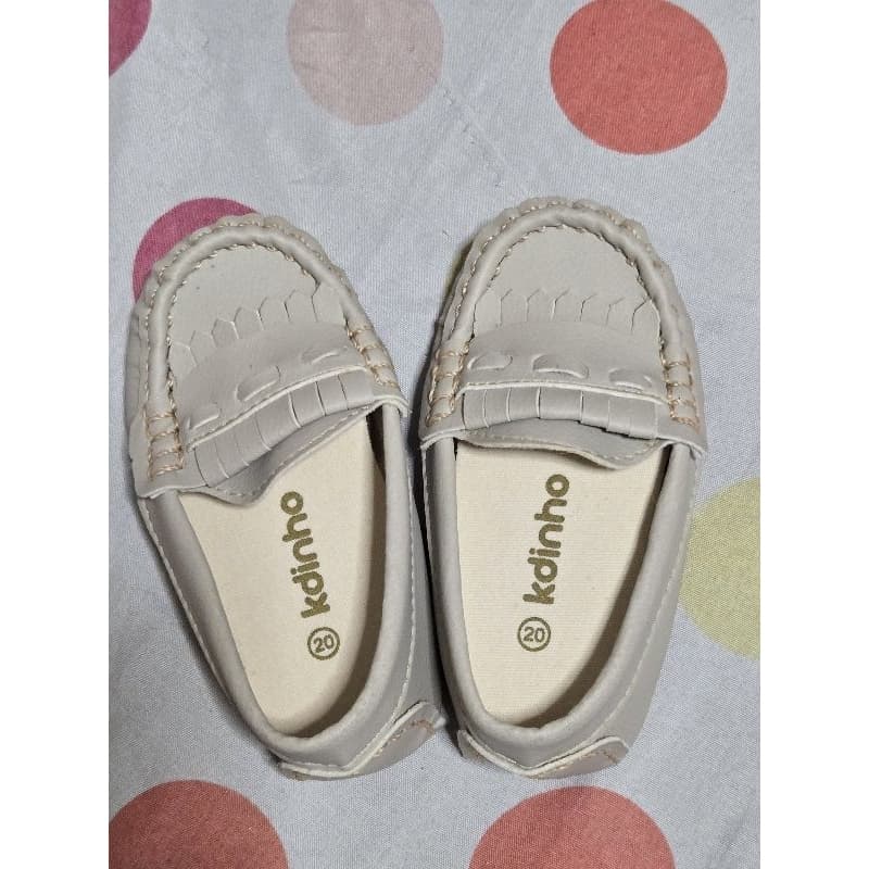 sapatinho menino marfim tam 20