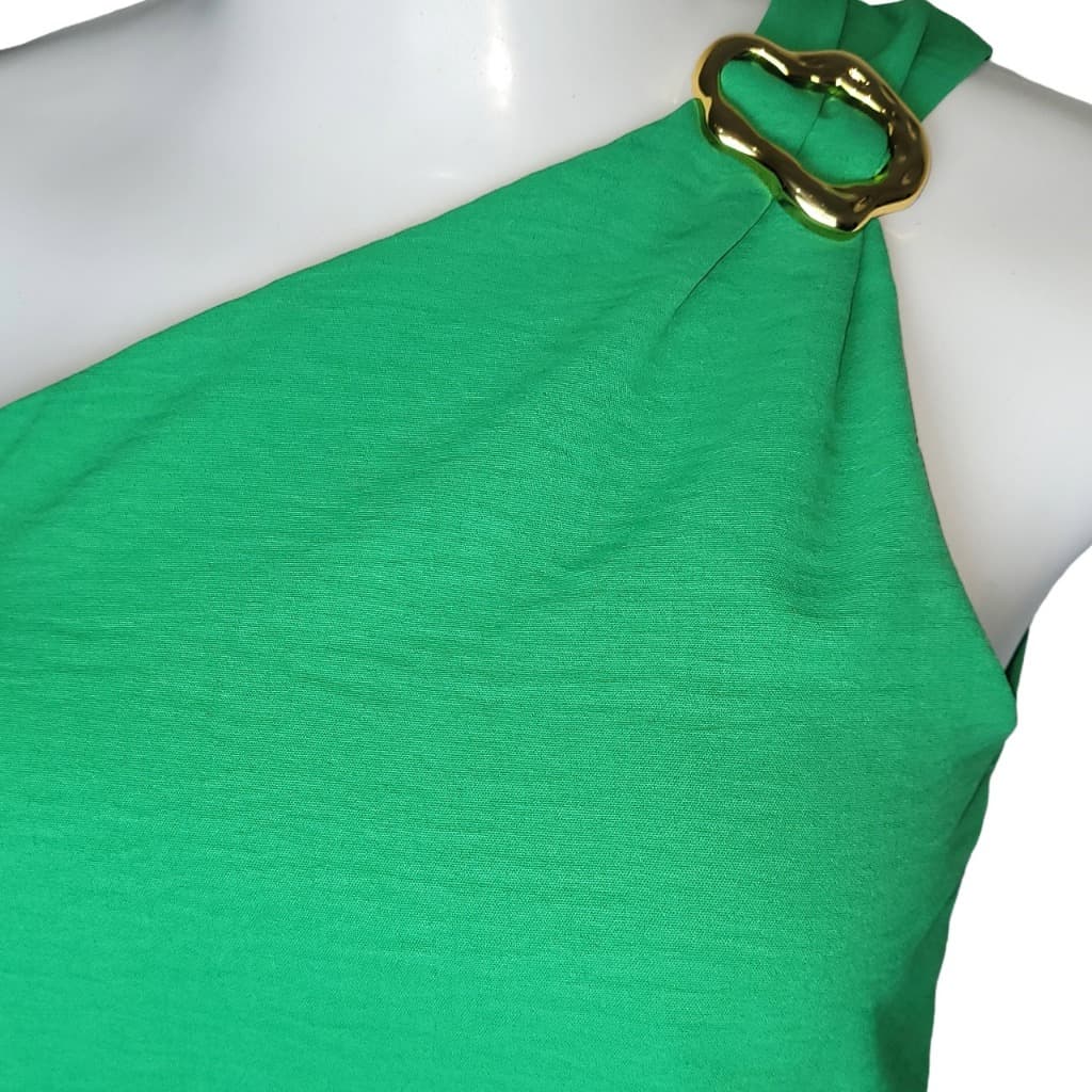 Blusa Feminina Ombro Único Manga Mula com Fivela Dourada Tecido Tuna.