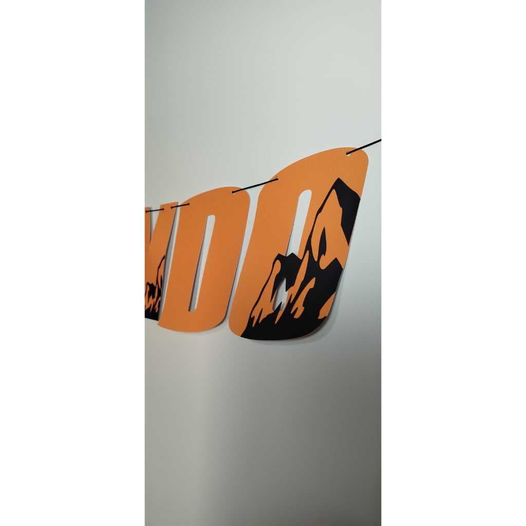 FAIXA BEM-VINDO LARANJA E PRETO SUBINDO A MONTANHA