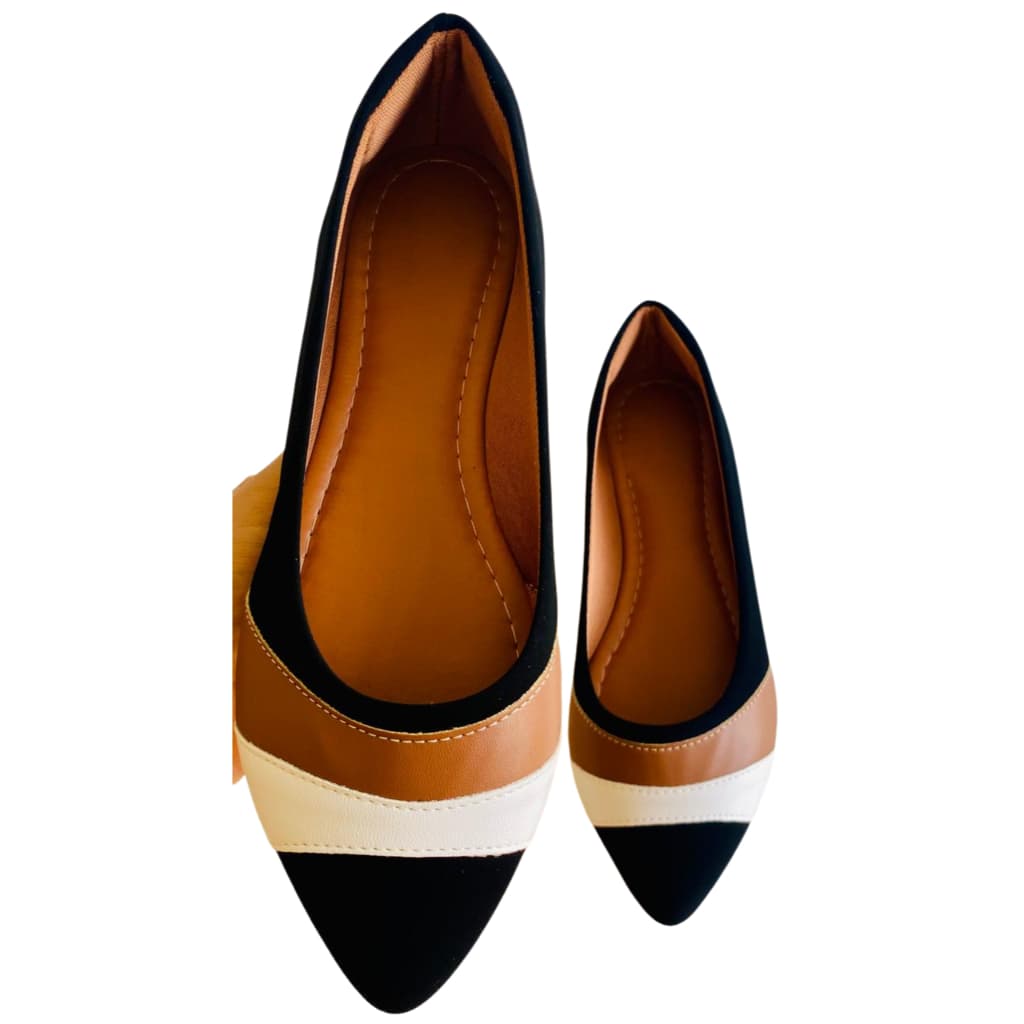 SAPATILHA FEMININA CONFORTAVÉL BICO FINO PRETA COM DETALHE BRANCO E CARAMELO