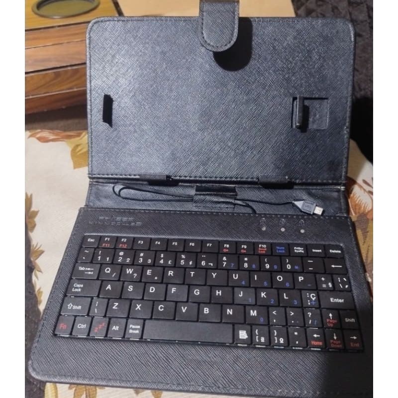 Case com teclado em couro para tablet de 17 polegadas.