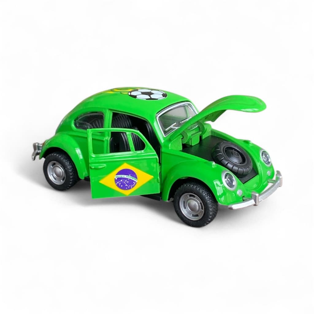 Fusca Miniatura Brasil e Futebol Carrinho De Ferro Fusqinha 13 cm
