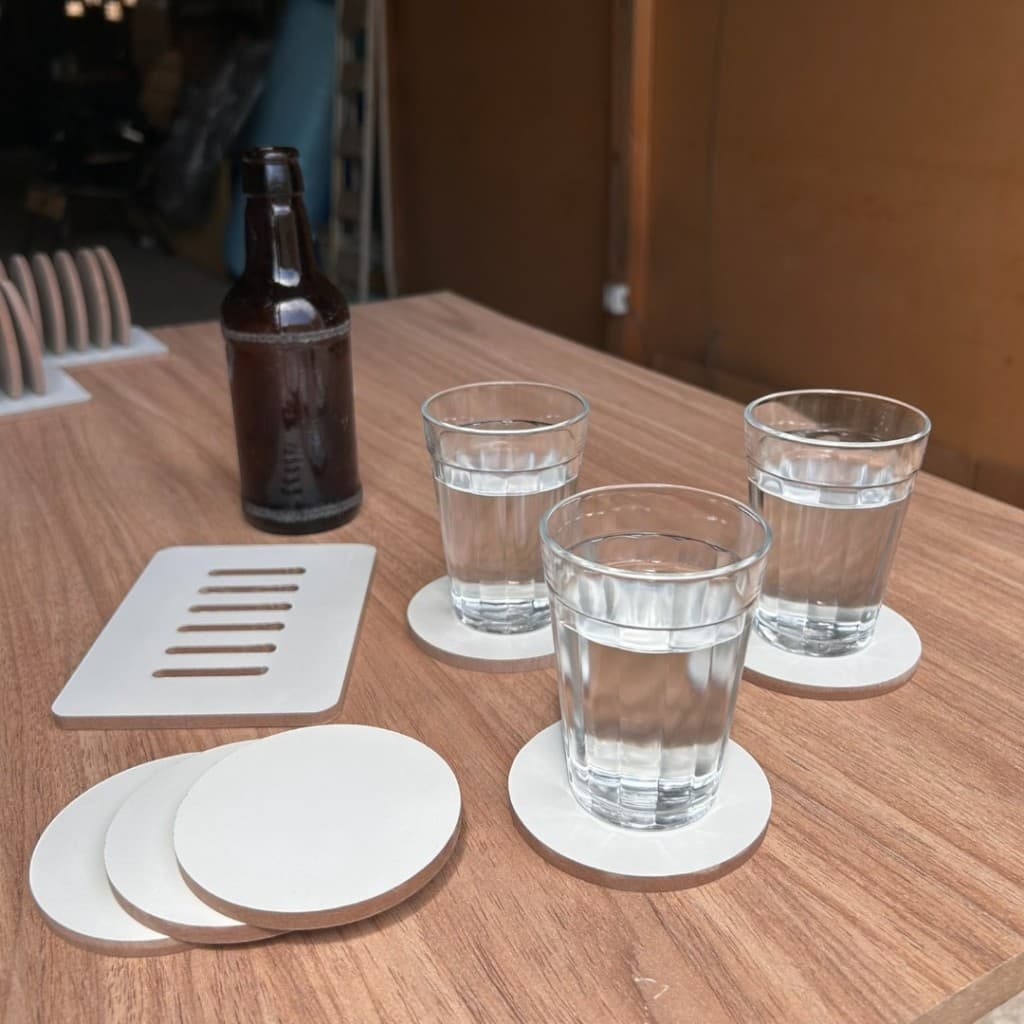 Bolacha Porta Copo Madeira Kit com 6 Peças Mais a Base, Porta Copo de Mesa, Descanso de Copo Premium