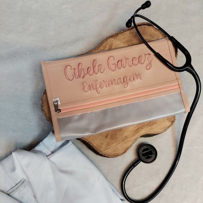 Porta jaleco scrub pijama personalizado com nome e profissão 35x30cm