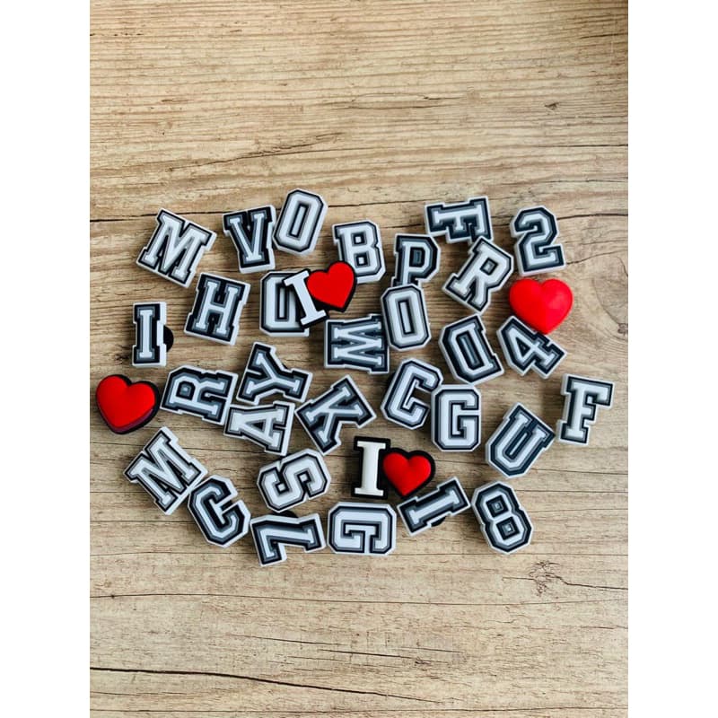 Aplique de Letras e Numeros com Adaptador para Calçado - Cor: Branca