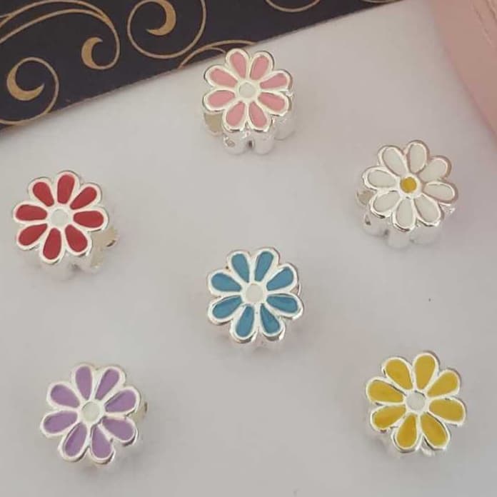 Berloque Flor Margarida Rosa Branca Azul Amarela Lilás ou Vermelha