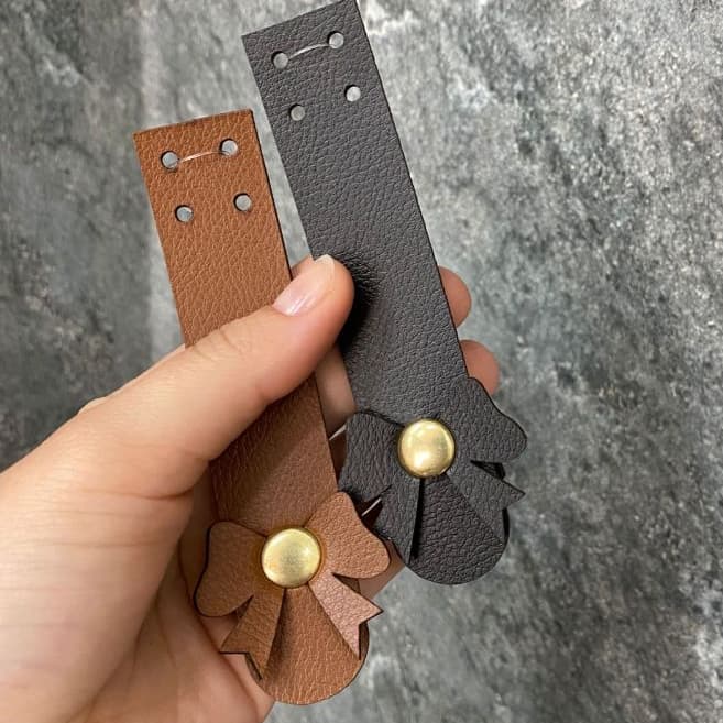 Lapela para bolsa laço - couro sintético imã dourado