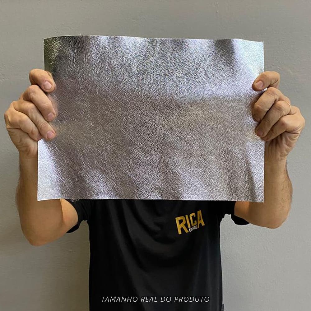 Painel de Couro Legítimo Fly Metal - 25x35cm Retalho Placa com Acabamento Metálico, Brilho - Pedaço - Cor: Prata