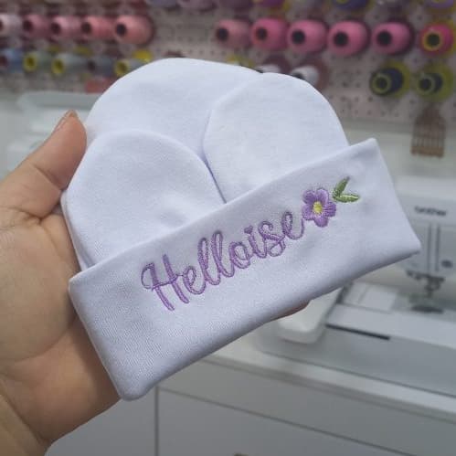 Kit Touca e Luvas Maternidade Recém-Nascido Super Macia Malha 100% Algodão RN Bordado Nome + Borboleta ou Flor.