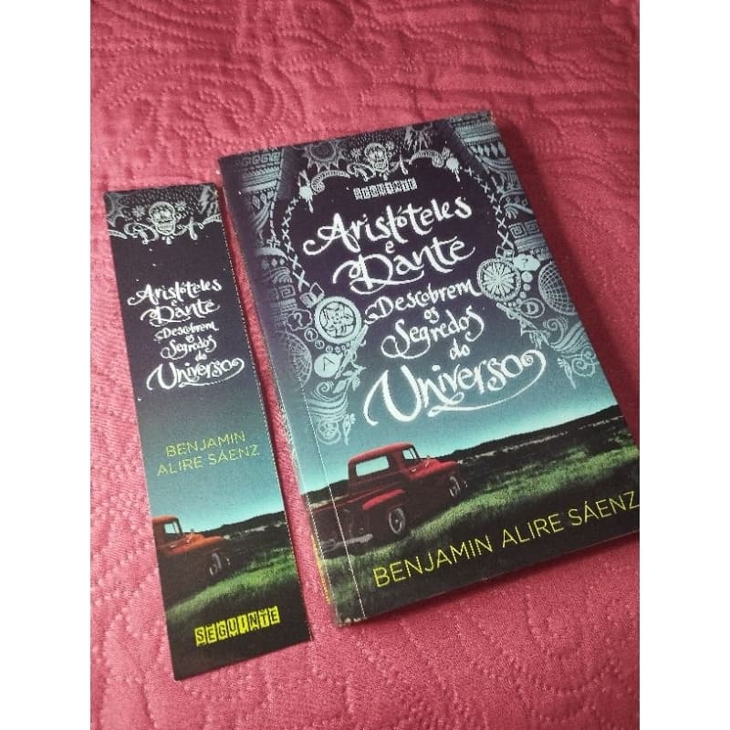Livro Aristóteles e Dante Descobrem os Segredos do Universo  Benjamin Alire Sáenz | Romance Juvenil LGBTQIA+ | Semi-Novo