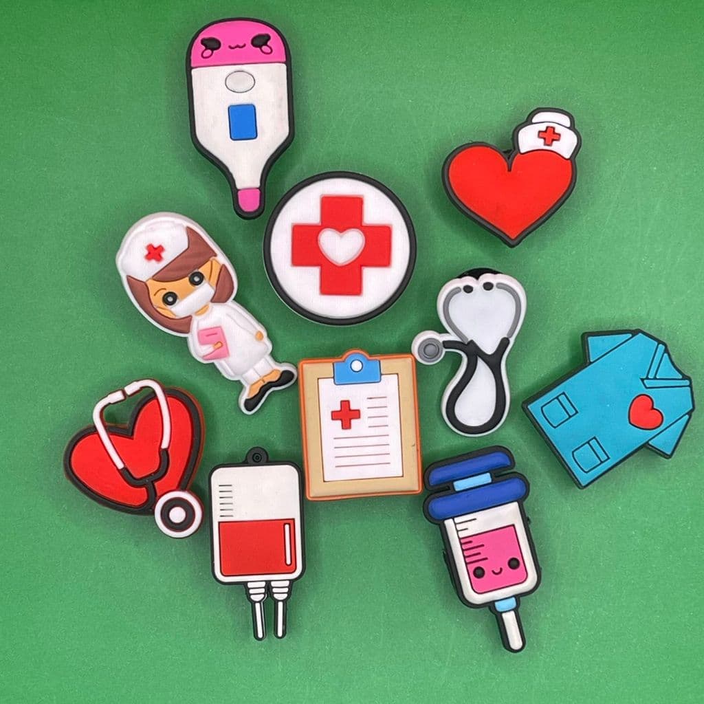 KIT 10 PINs Babuche Enfermagem Medicina Broche Medico Seringa Estetoscópio