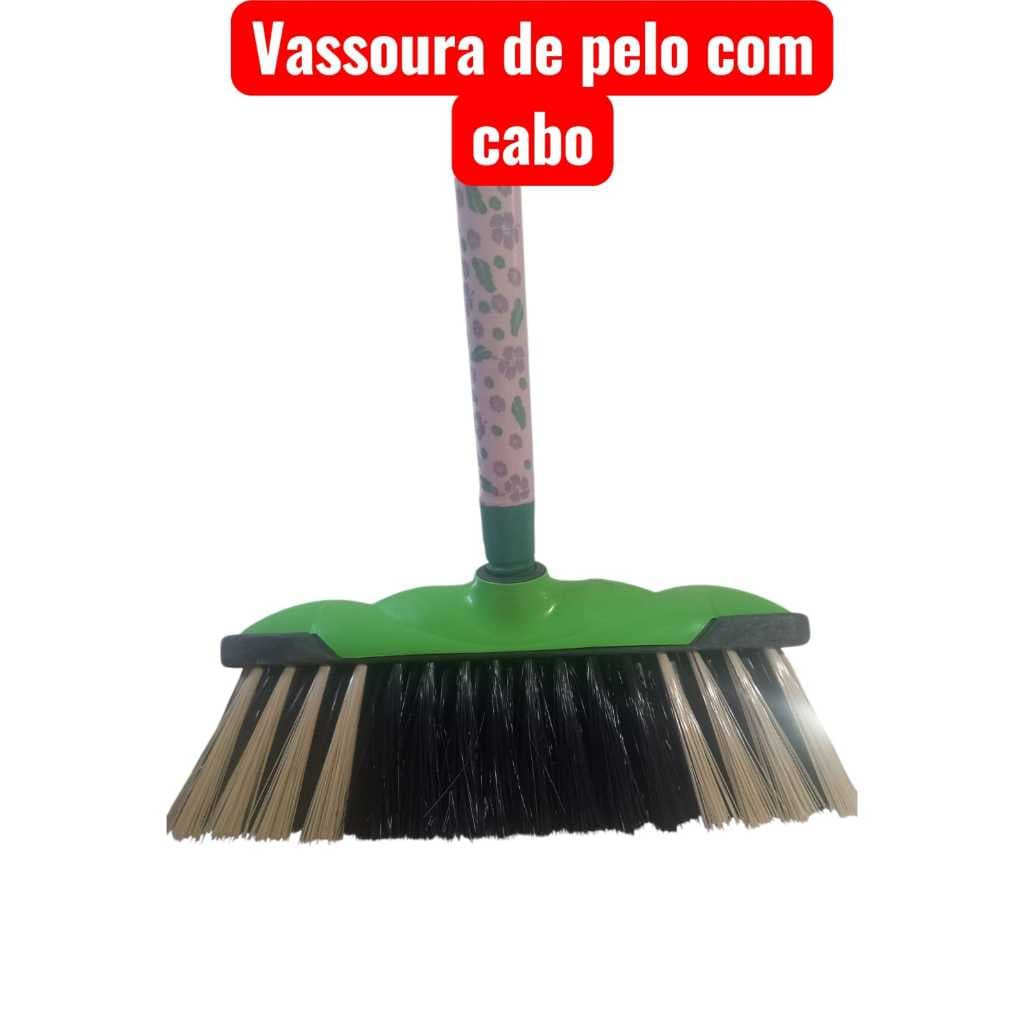 Vassoura de pelo Super Max com cabo, macia, para piso porcelanato nas cores bege e preto e preta (Modelos Panda e Black)