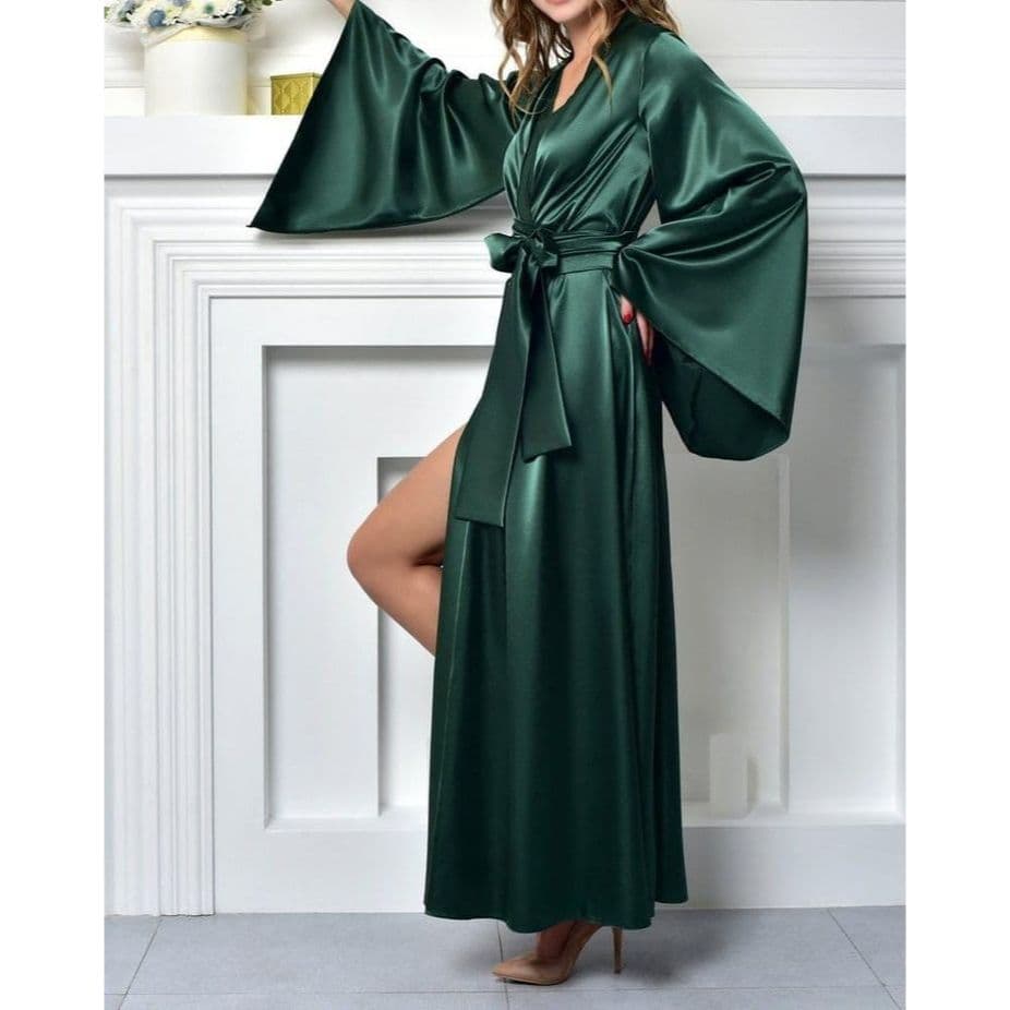 Robe de Cetim Longo com Mangas Flare – Modelo