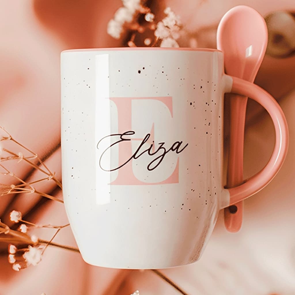 Caneca de Porcelana Personalizada com Colher - Inicial e Nome Escrito - Xícara para Chá/Café - Presente Lindo Exclusivo