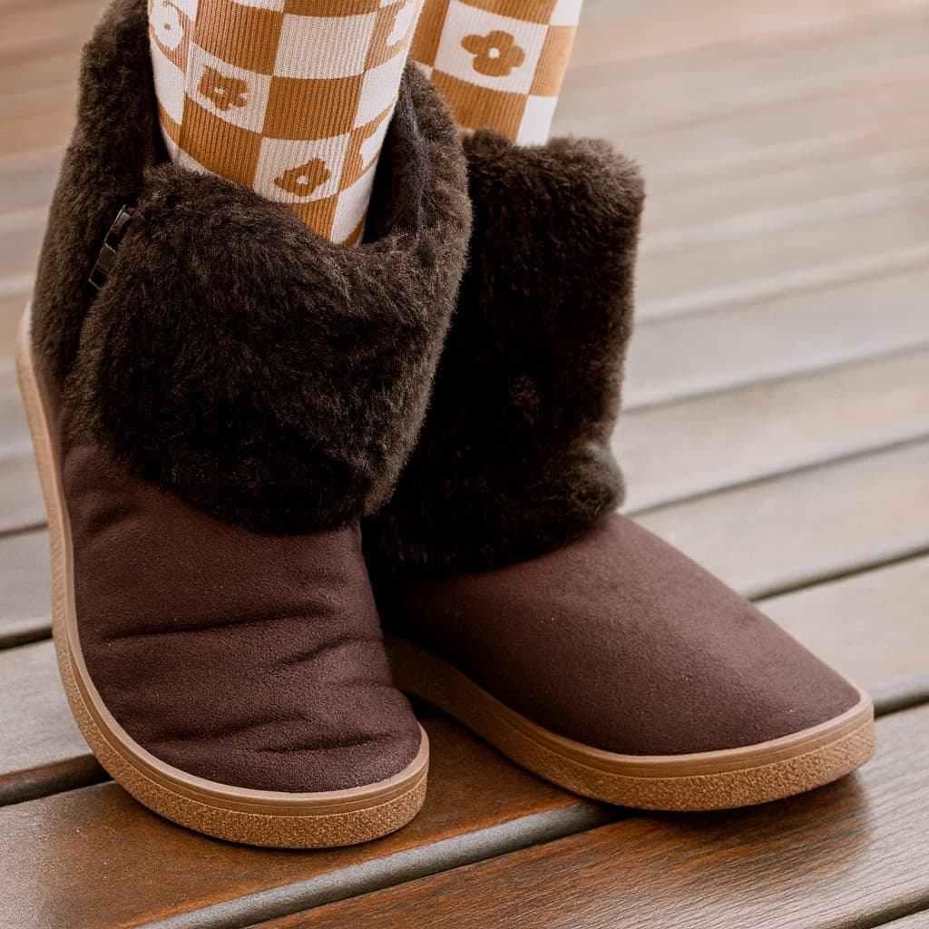 Pantufa Bota Infantil Peluciada com Pompom Polar Confortável Antiderrapante Blackboard Premium