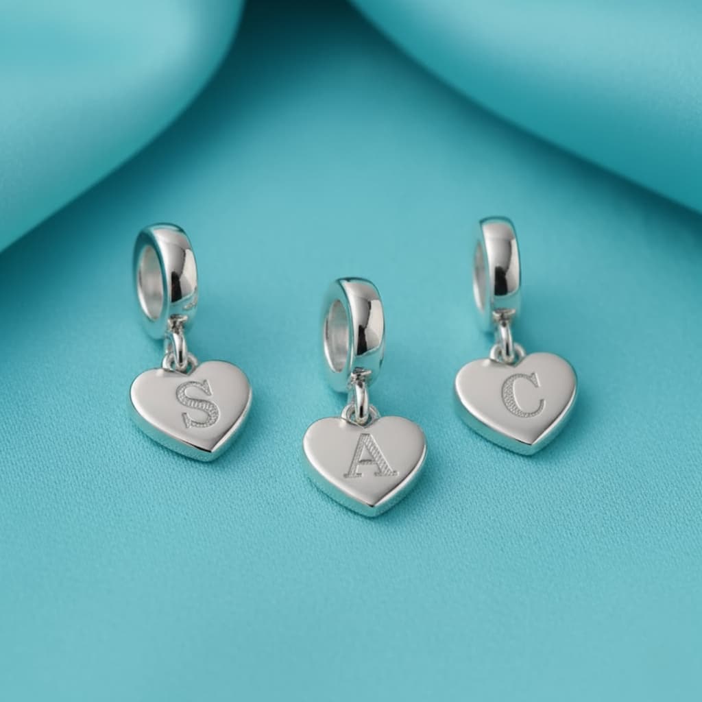 [ SEMI JOIA ] Berloque Pingente Para Pulseiras Inicial Letra Coração Banhado Prata 925