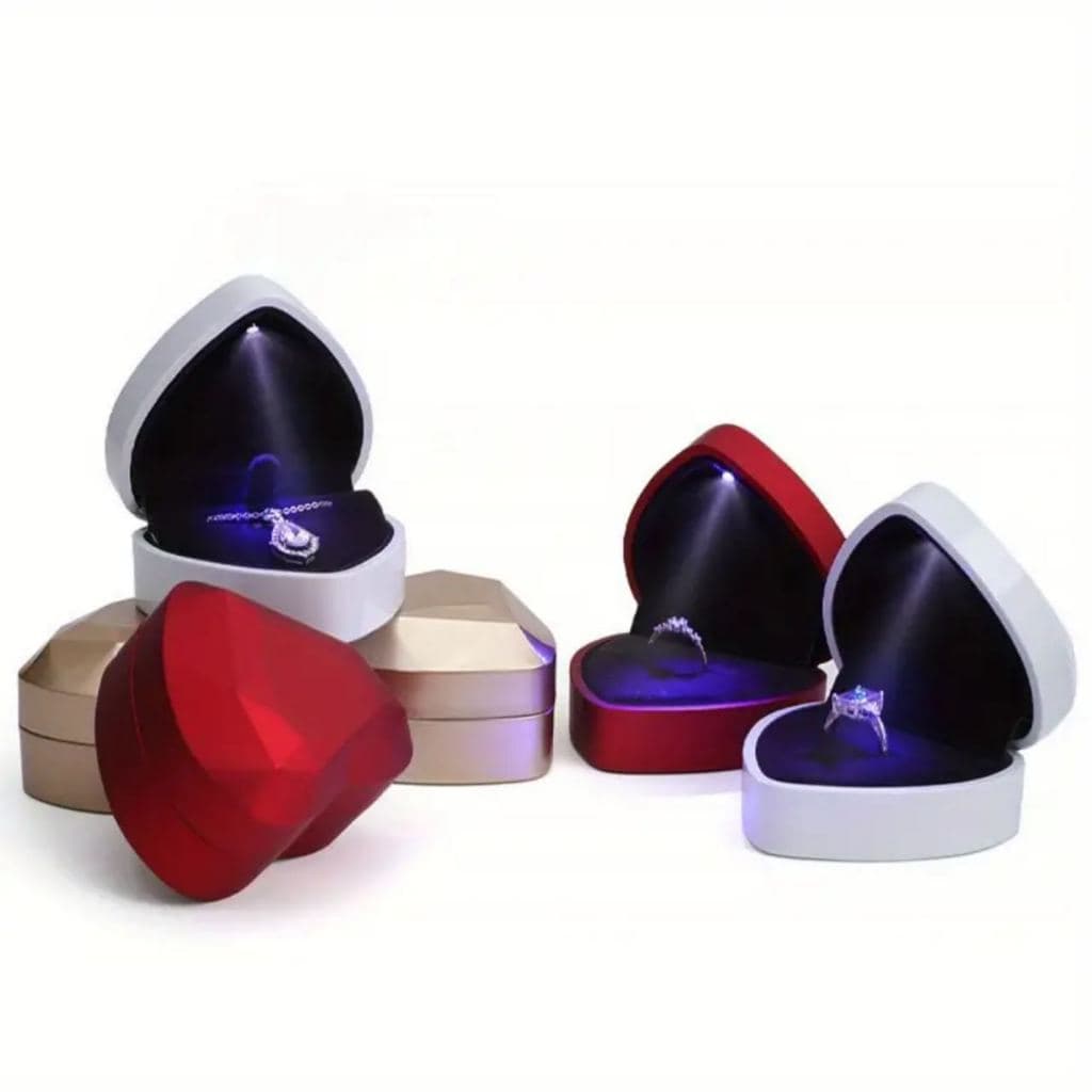 CAIXINHA PARA ANÉIS E ALIANÇAS CORAÇÃO DIAMANTE COM LUZ 4 COR