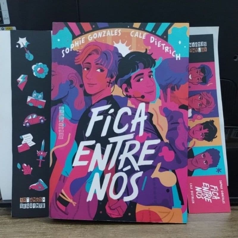 Fica entre nós + dois marca páginas