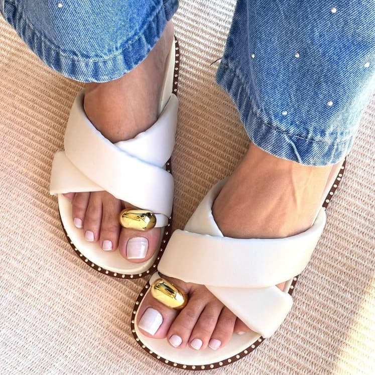 Sandalia Feminina Casual Confortavel Elegante Blogueira Couro Plataforma Baixa Detalhe Dedão GABI