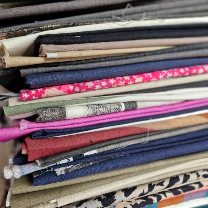 2 quilos de retalho de lonita, brim e aquabloc para fundo de tapetes - tamanhos e tecidos variados