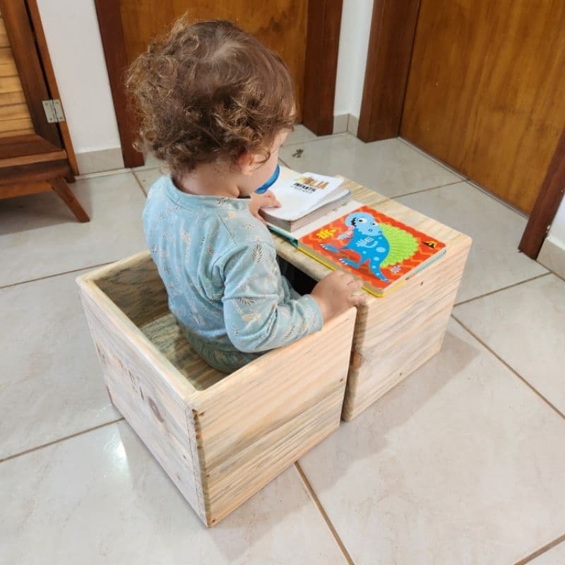 Mesinha infantil vira cadeirinha