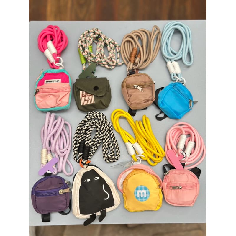 Mini Bolsinha com Cordão Ajustável – com suporte para celular aconpanha 1 tag