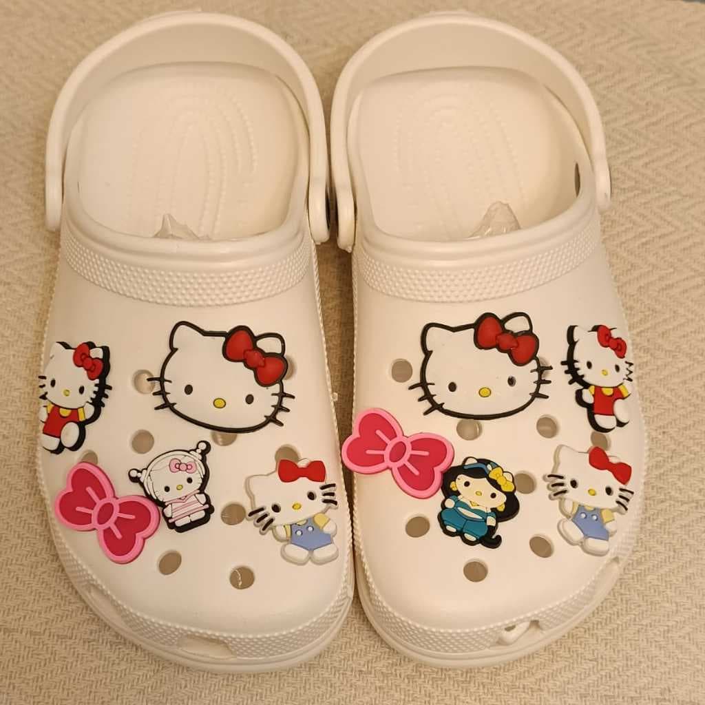 BABUCHE SOLADO RASTEIRO 10 Pins FOFO CONFORTÁVEL CHARMS SAPATO MULHERES MENINAS pingentUNISSEX HELLLO KIT COM ACESSÓRIOS