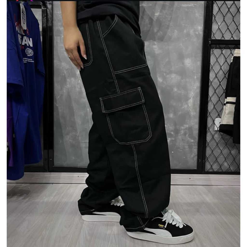 calça cargo contraste outfit preta com custura branca com regulagem na cintura