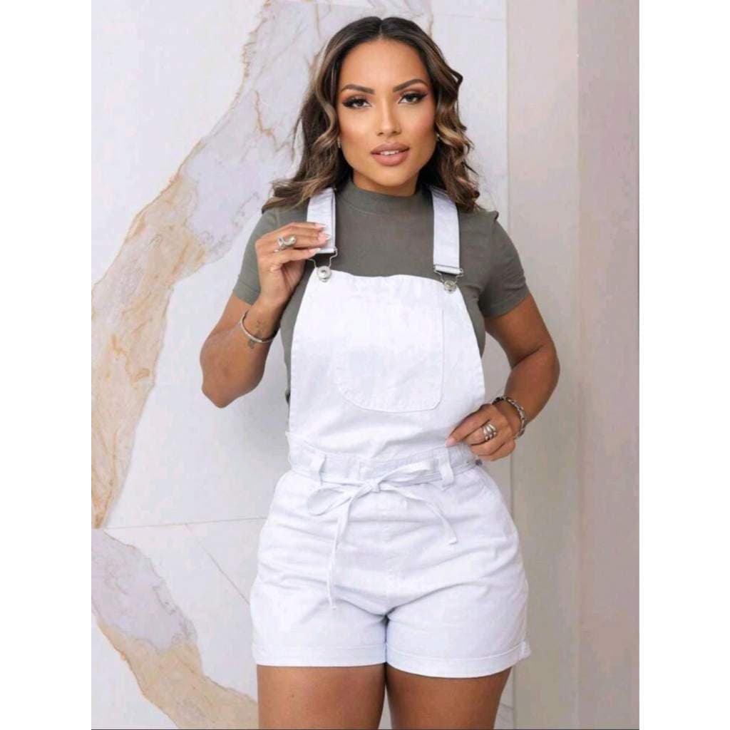 Jardineira Short Feminina Branca Casual Moderna com Bolsos e Alças Ajustáveis Estilo Versátil