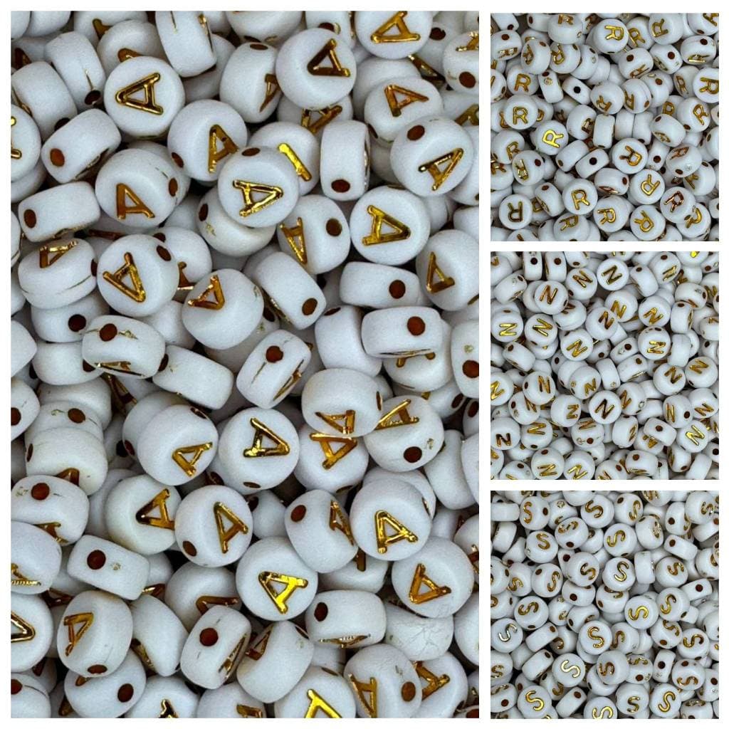 Miçangas Redonda Alfabeto Branco com Dourado 7mm - Letras Separadas
