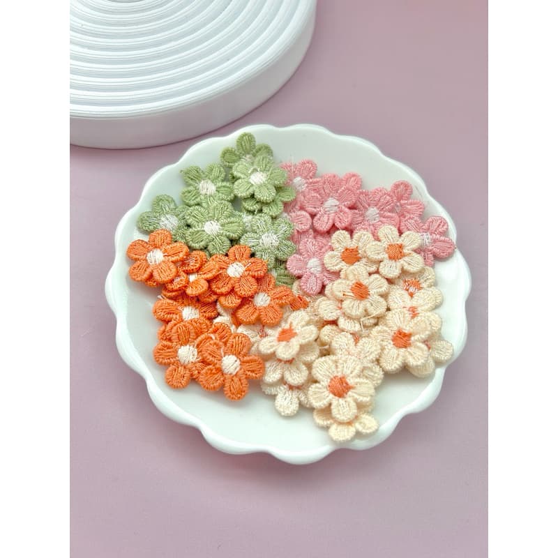 Aplique de mini margarida em croche 20 pçs