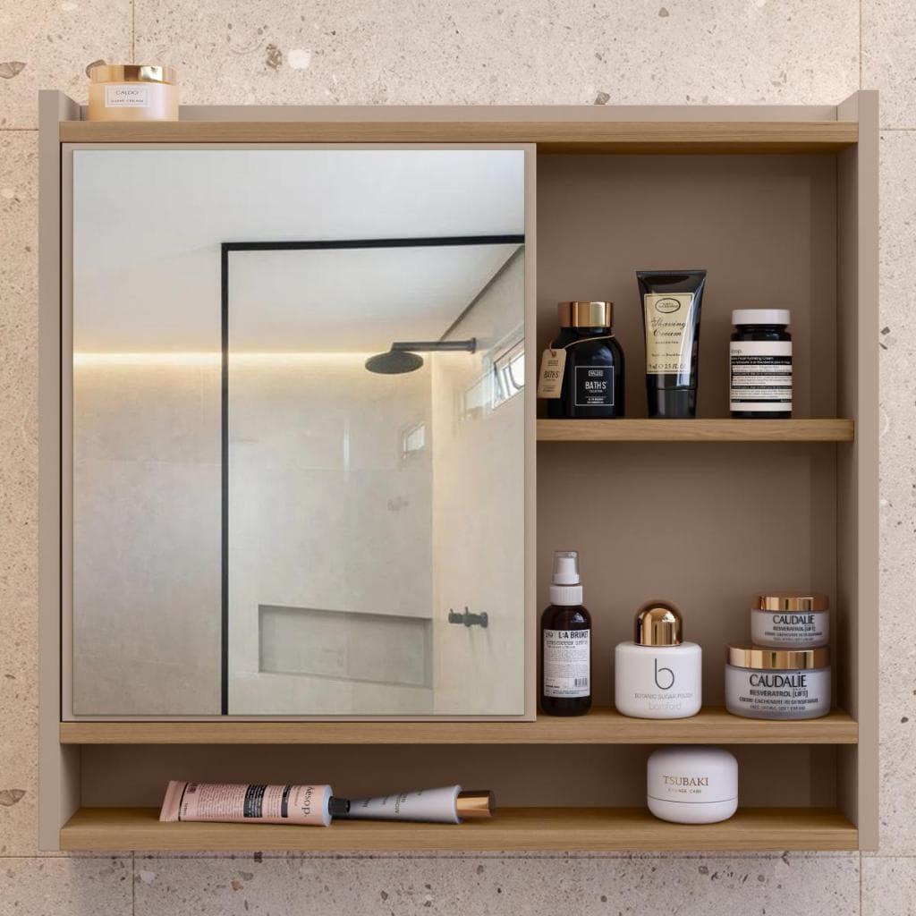 Espelheira com espelho para banheiro com prateleiras e porta escova.