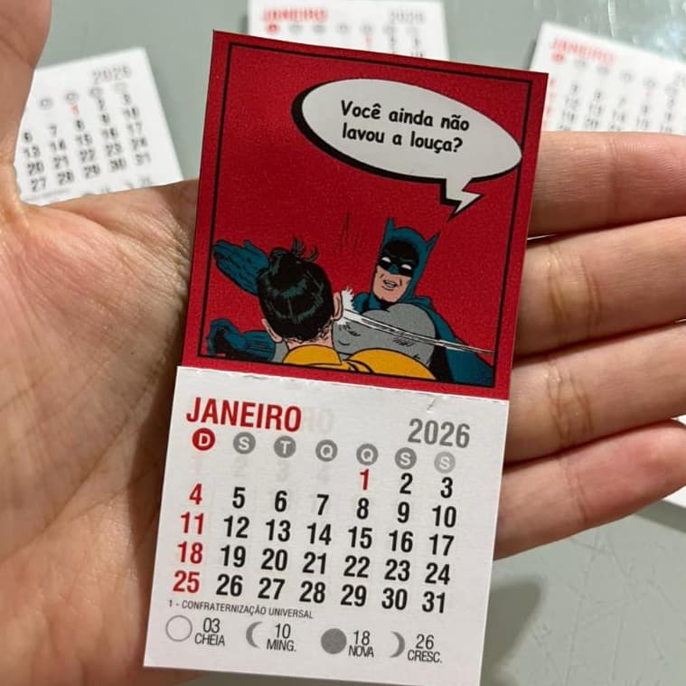 Imã de geladeira com mini calendário 2026 - Batman e Robin - Você ainda não lavou a louça?