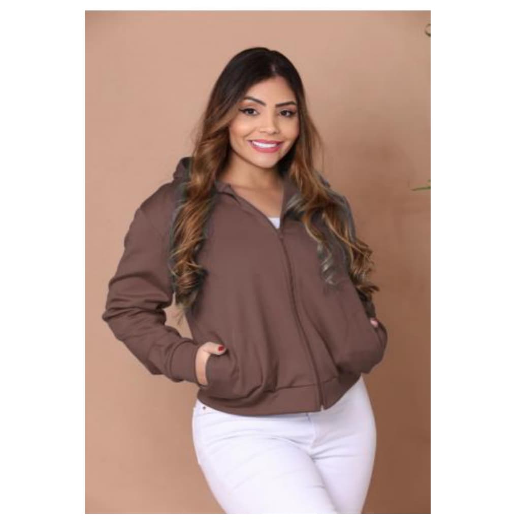 Casaco Feminino confortável em moletom, modelo liso com capuz, zíper frontal e bolsos laterais funcionais.