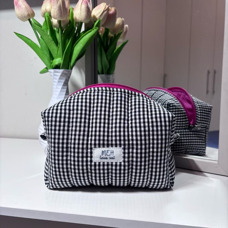 Necessaire  xadrez preta com zíper pink e forro poa pink