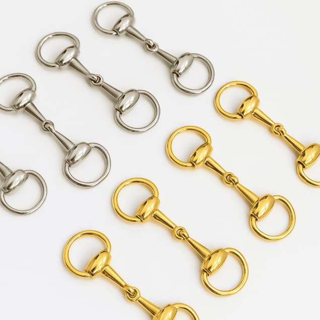 Mini Bridão Hobby Horse Metálico Country Pingente Colares Bolsas Artesanato Dourado ou Prata 7x2cm