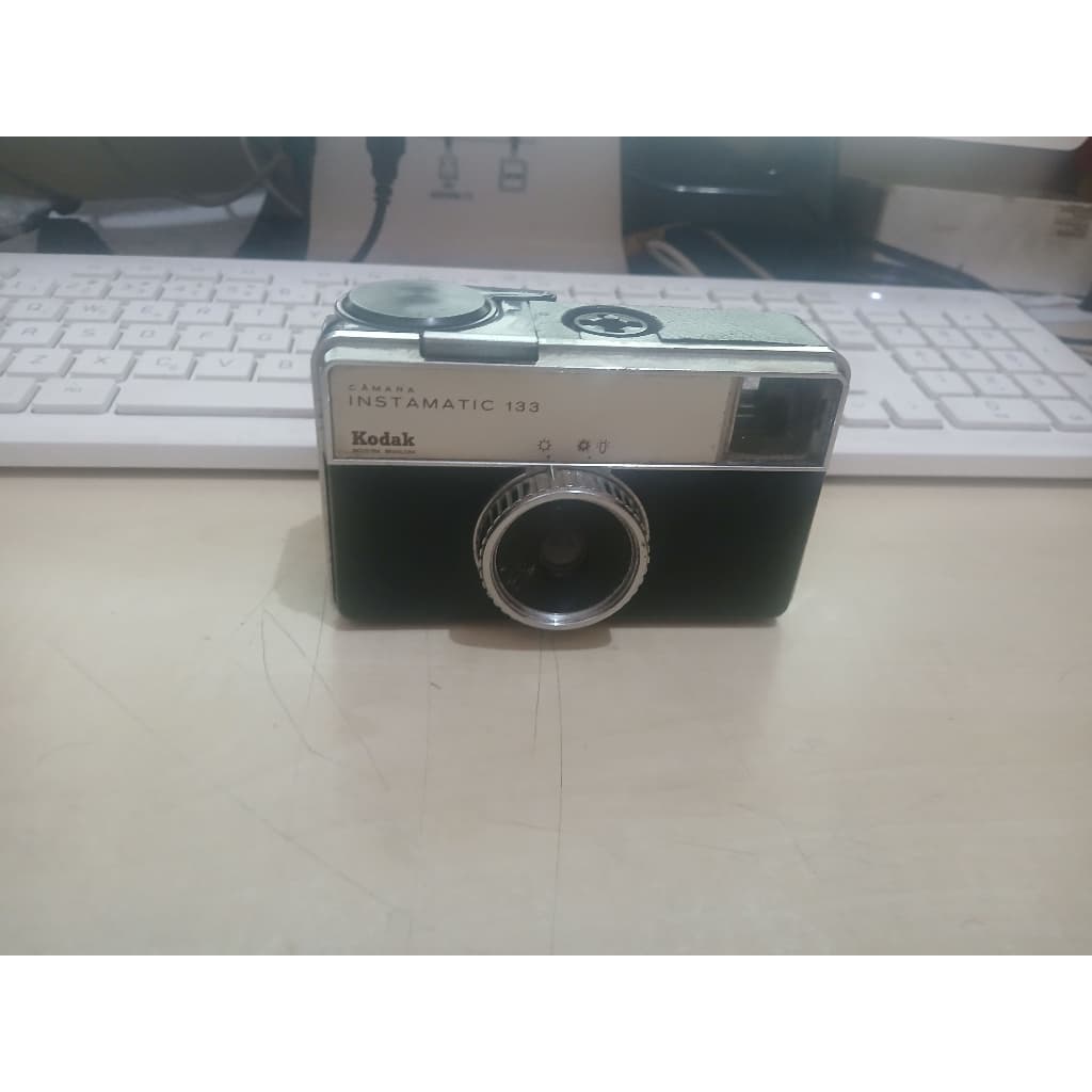 MAQUINA FOTOGRAFIGA KODAK  INSTAMATIC 133 IDEAL PARA COLECIONADOR OU PARA DECORAÇÃO