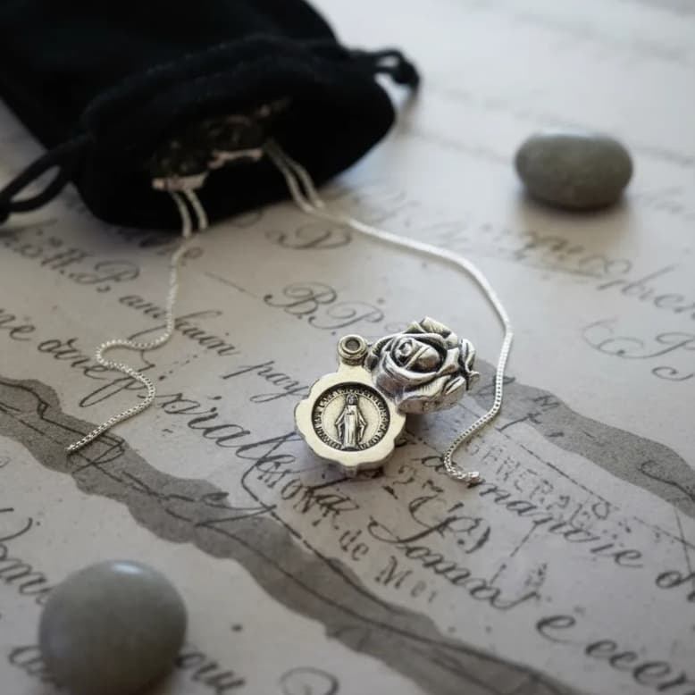 Pingente Medalha Rosa Nossa Senhora Ou São Miguel Joia Religiosa Simbólica