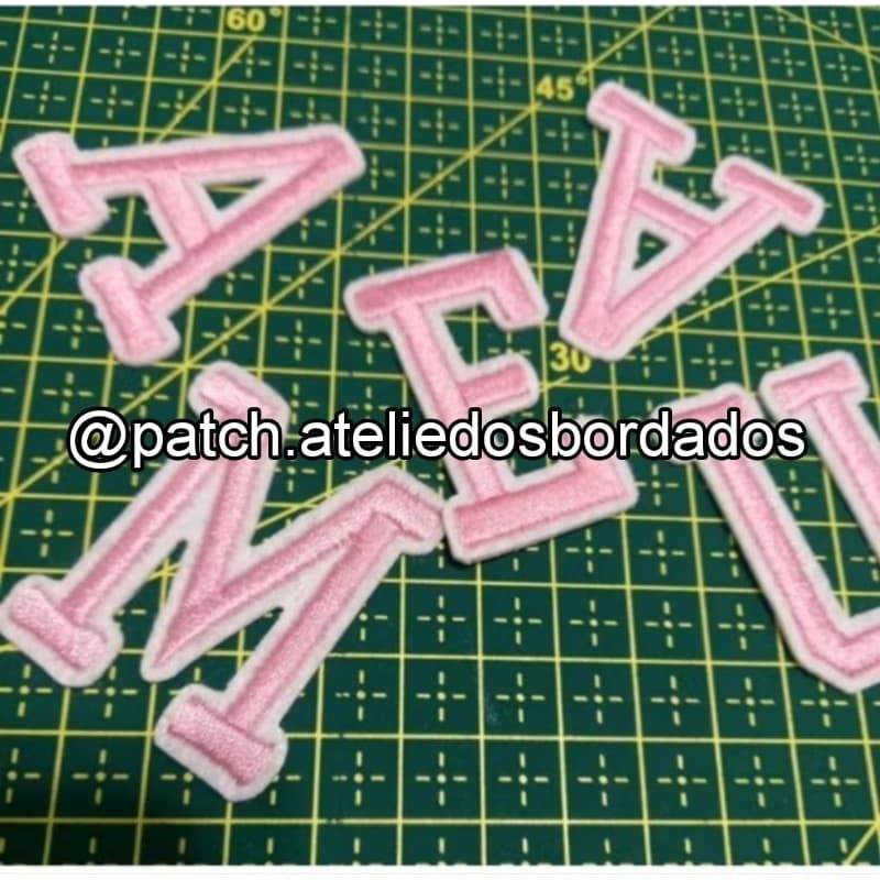 Adesivo de Roupa Aplique Patch Bordado Termocolante Letras Rosa