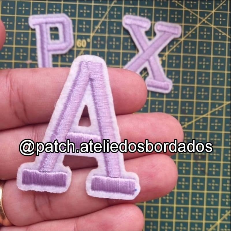 Patch Adesivo de Roupa Aplique Bordado termocolante letras Lilás