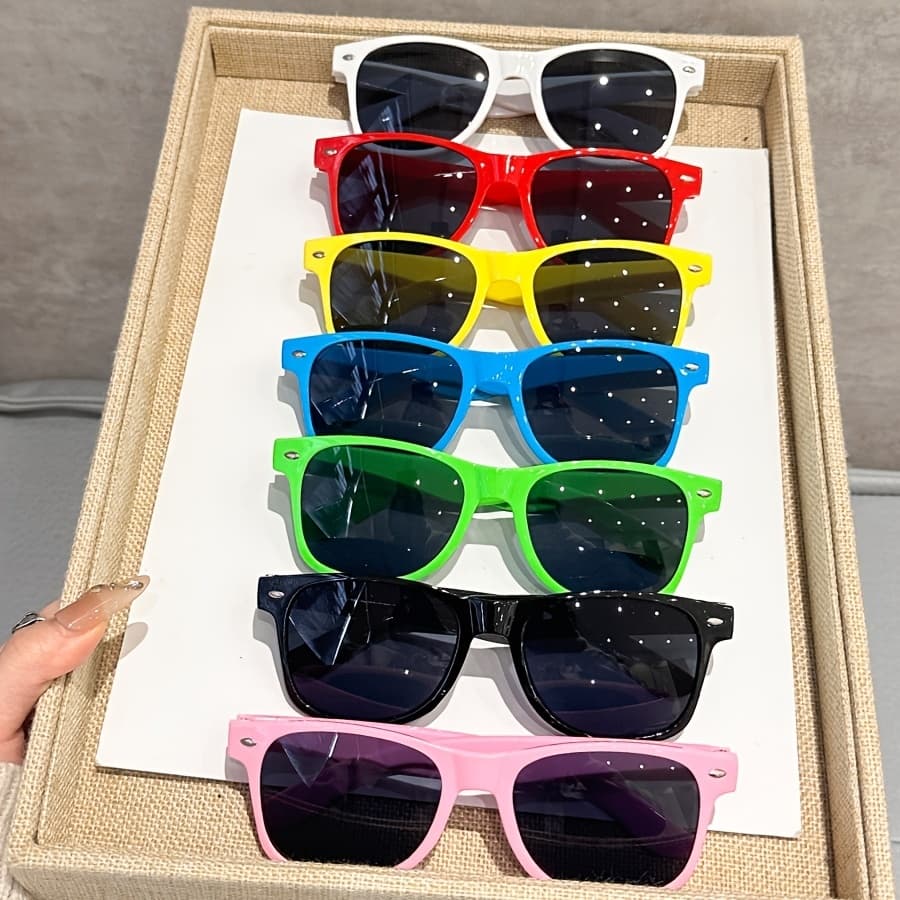 Óculos de sol quadrados infantis com proteção UV para meninos e meninas, ideais para ao ar livre.